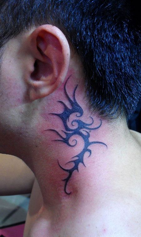 颈部个性海马图腾纹身