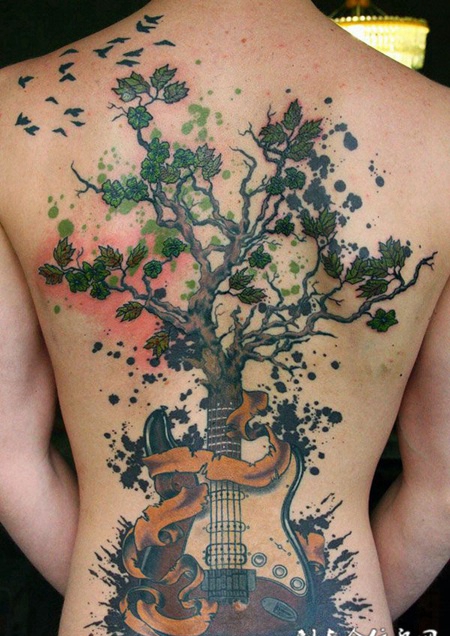 后背上的吉他树纹身图案