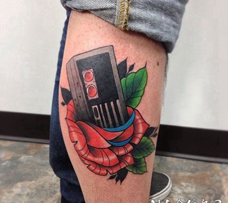 小腿上的玫瑰花音响纹身图案