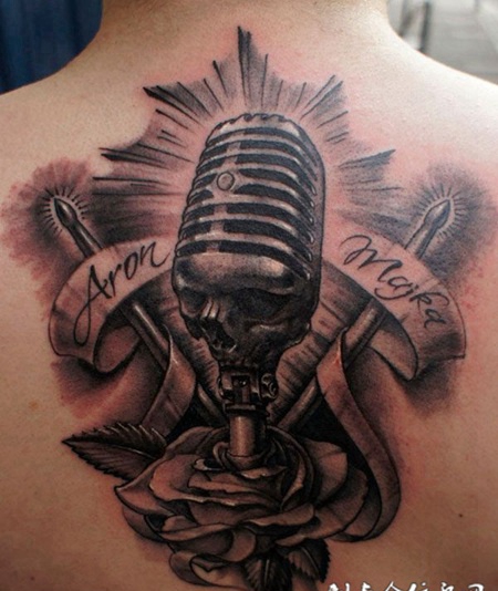 后背上的手枪麦克风纹身图案