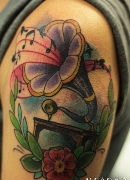 大臂上的音乐盒纹身图案