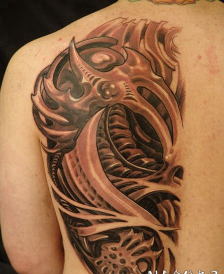 后背上的骨质纹身图案