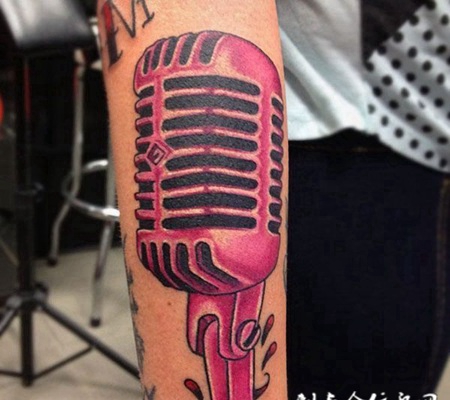 小臂上的紫色麦克风纹身图案