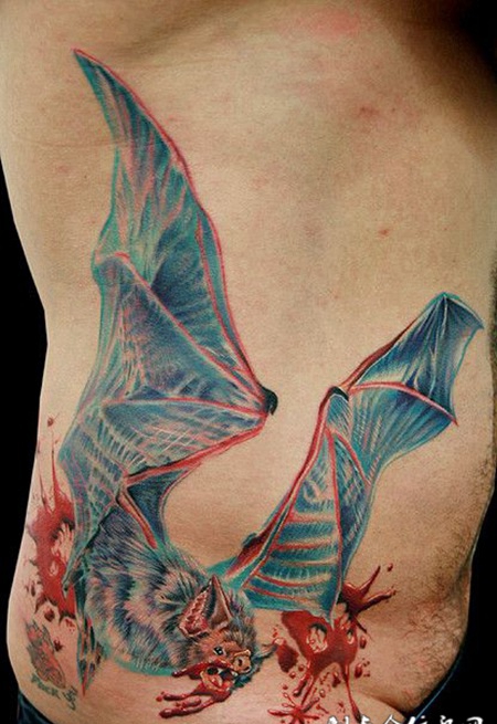 腰侧的吸血蝙蝠纹身图案
