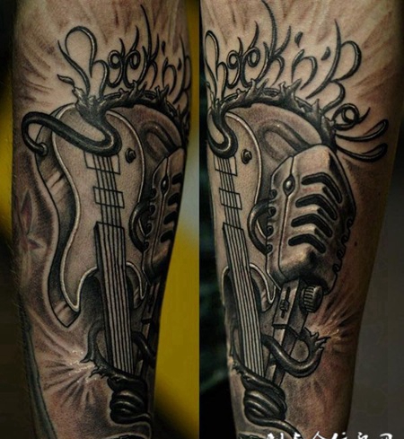 大臂上的吉他麦克风纹身图案
