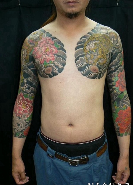 对胛唐狮子戏牡丹纹身图案