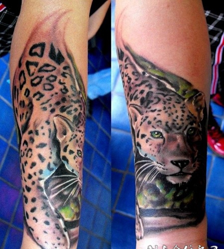 小臂上的豹子纹身图案