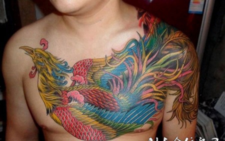 胸前的凤凰纹身图案