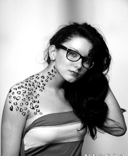 肩膀上的豹纹纹身图案