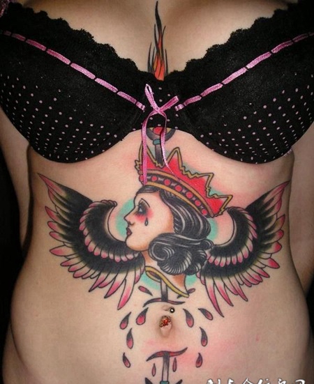 胸下的美女翅膀纹身图案