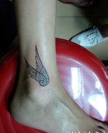 脚踝上的小翅膀纹身图案