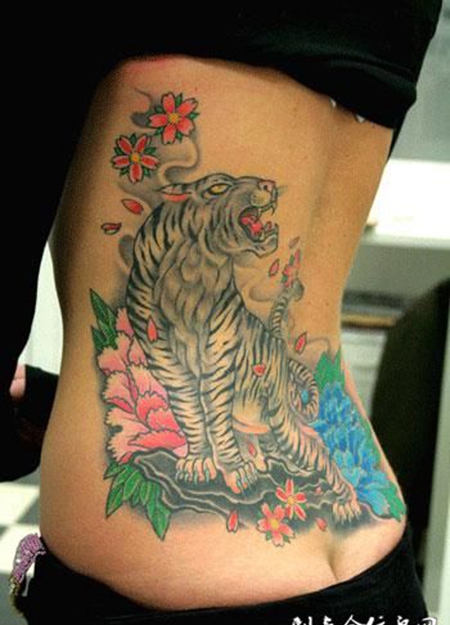 腰部上山虎牡丹花纹身图案