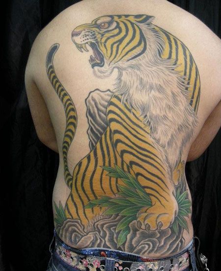 背部一只上山虎纹身图案