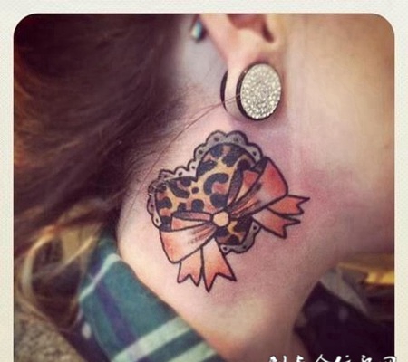 脖子上的心形蝴蝶结纹身图案