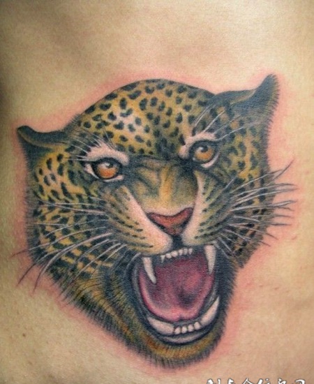 腰侧的金色豹子纹身图案
