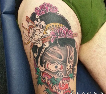 大腿上的般若艺妓纹身图案