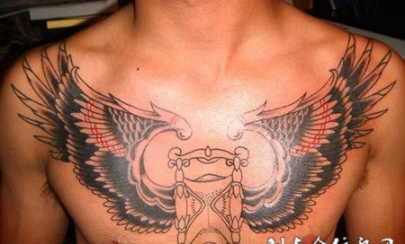 胸前的沙漏翅膀纹身图案