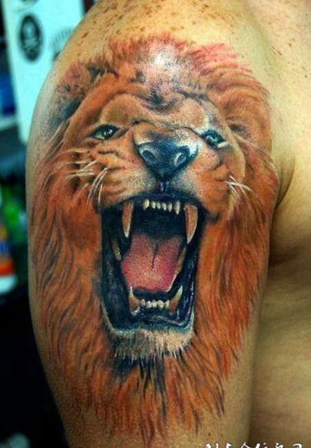 大臂上怒吼的狮子纹身图案