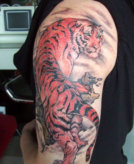 大臂上山虎纹身图案