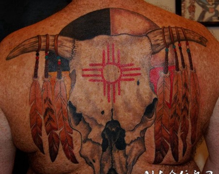 后背上的羊头骨纹身图案
