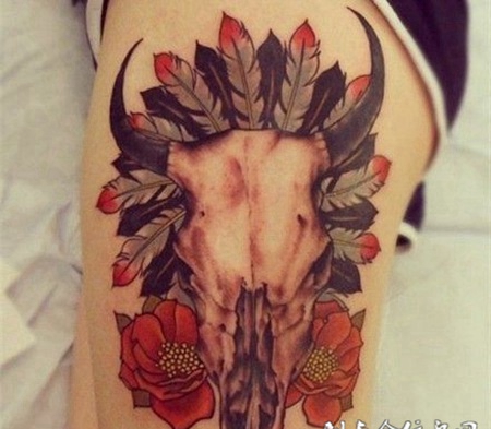 大腿上的羊头玫瑰纹身图案