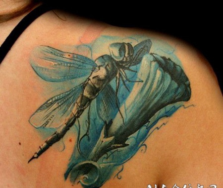 后背上的蜻蜓纹身图案