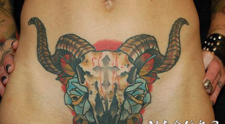 小腹上的羊头骨玫瑰纹身图案