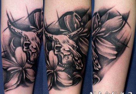 小臂上的羊头百合花纹身图案