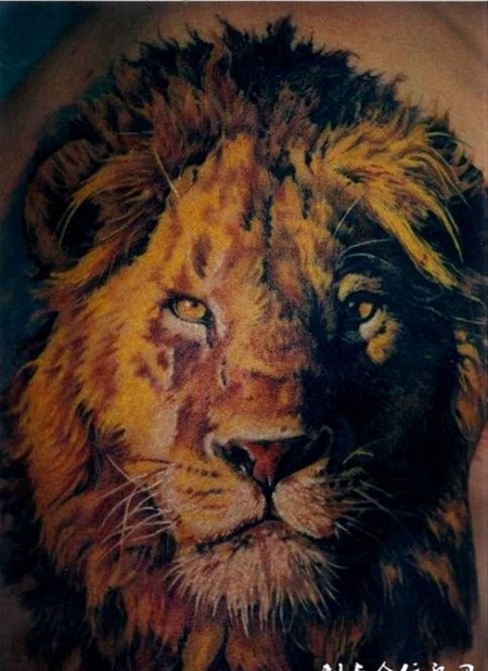 大臂上的金色狮子头纹身图案