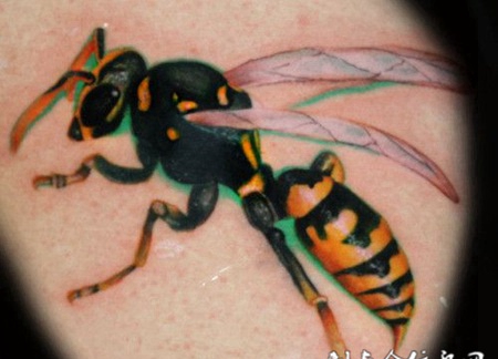 大臂上的蜜蜂纹身图案
