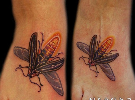 脚面上的蟑螂纹身图案