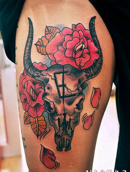 大腿上的羊头骨玫瑰花的纹身图案