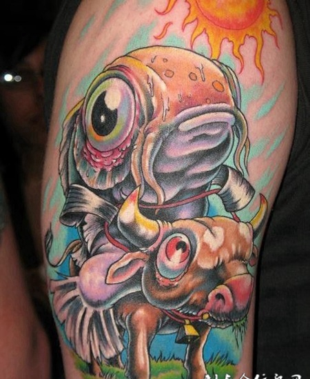 大臂上的昆虫纹身图案