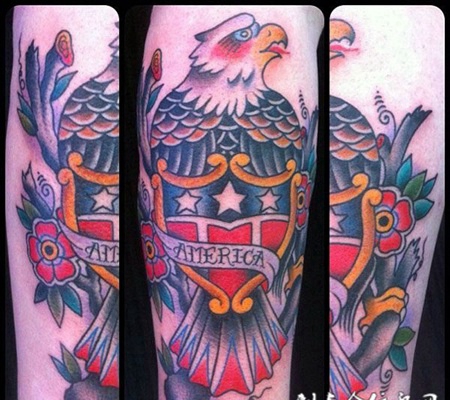 小臂上的老鹰徽章纹身图案