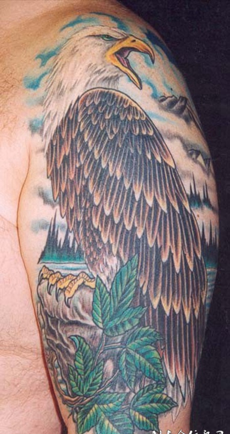 大臂上老鹰麻叶纹身图案