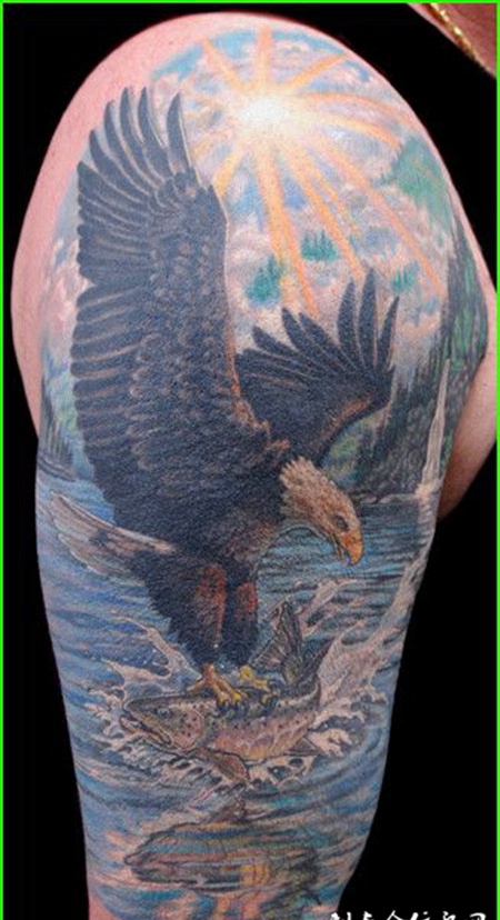 大臂上的沧海老鹰纹身图案