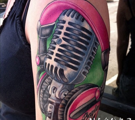 大臂上的耳麦麦克风纹身图案