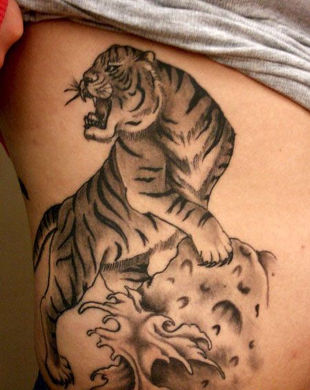 腹部帅气的上山虎纹身图案