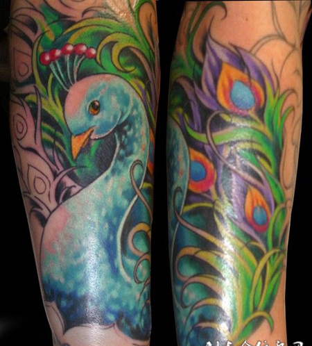 小臂上的孔雀纹身图案