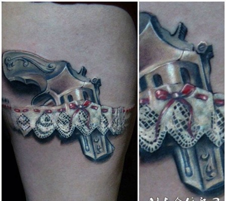 大腿上的手枪蕾丝纹身图案