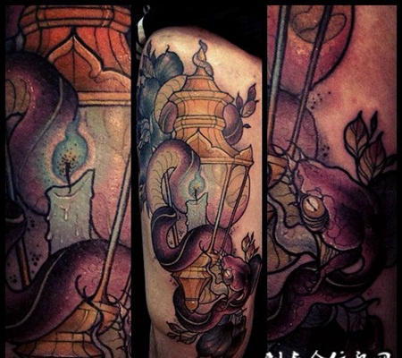 大腿上的蛇与烛台纹身图案