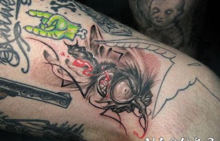 大腿上的蚊子纹身图案
