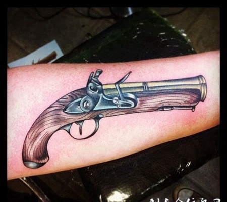 小臂上手枪纹身图案