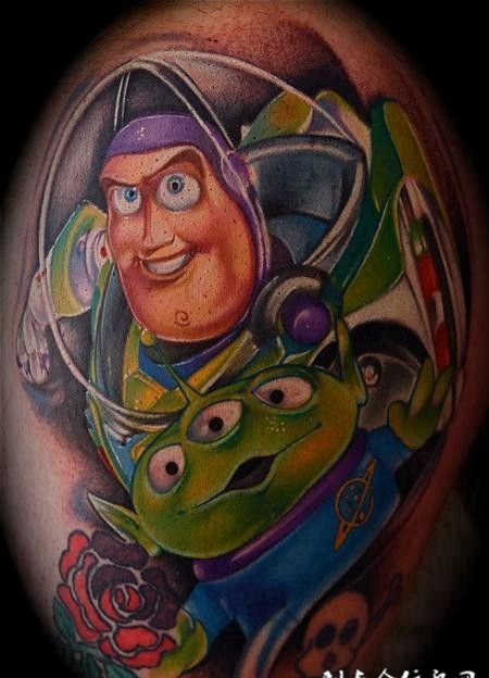 大臂上的外星人纹身图案