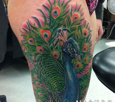 大腿上的孔雀开屏纹身图案
