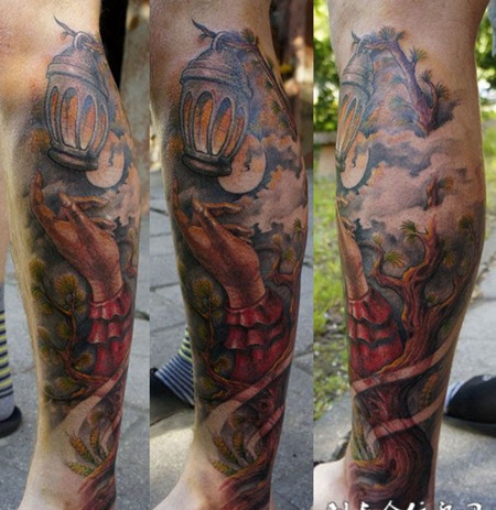 小腿上的手与灯笼纹身图案