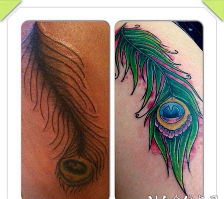 大臂上的孔雀羽毛纹身图案