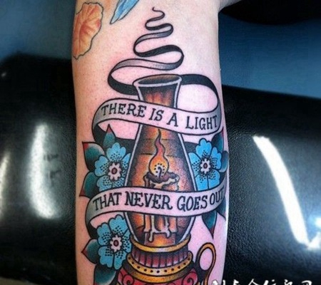 小腿上的蜡烛台灯纹身图案