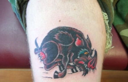 手臂上的野猪纹身图案