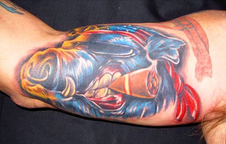 大臂上叼着烟的野猪纹身图案